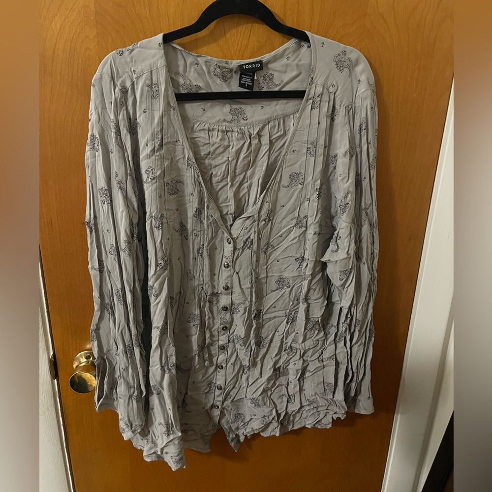 Long sleeve grey blouse with bandana print